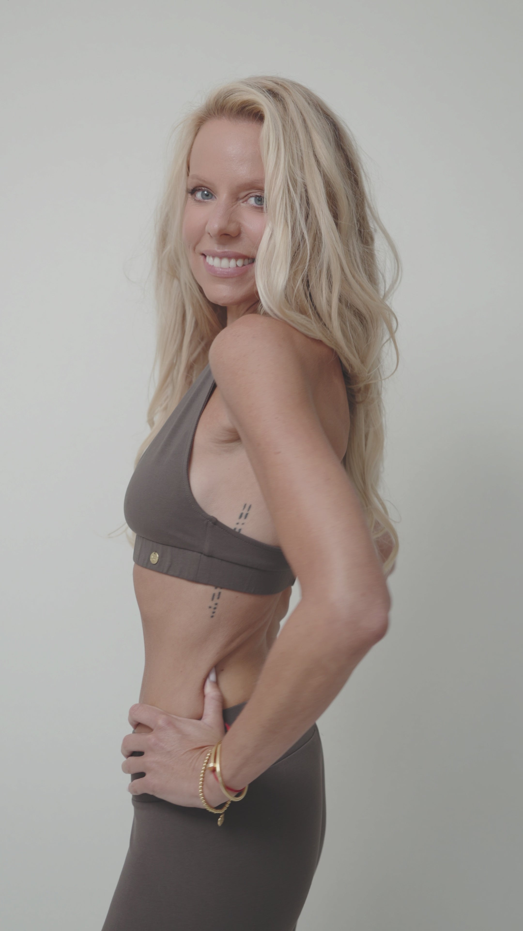 blonde woman showcasing a set of chocolate brown organic cotton lounge sportsbra and leggings 